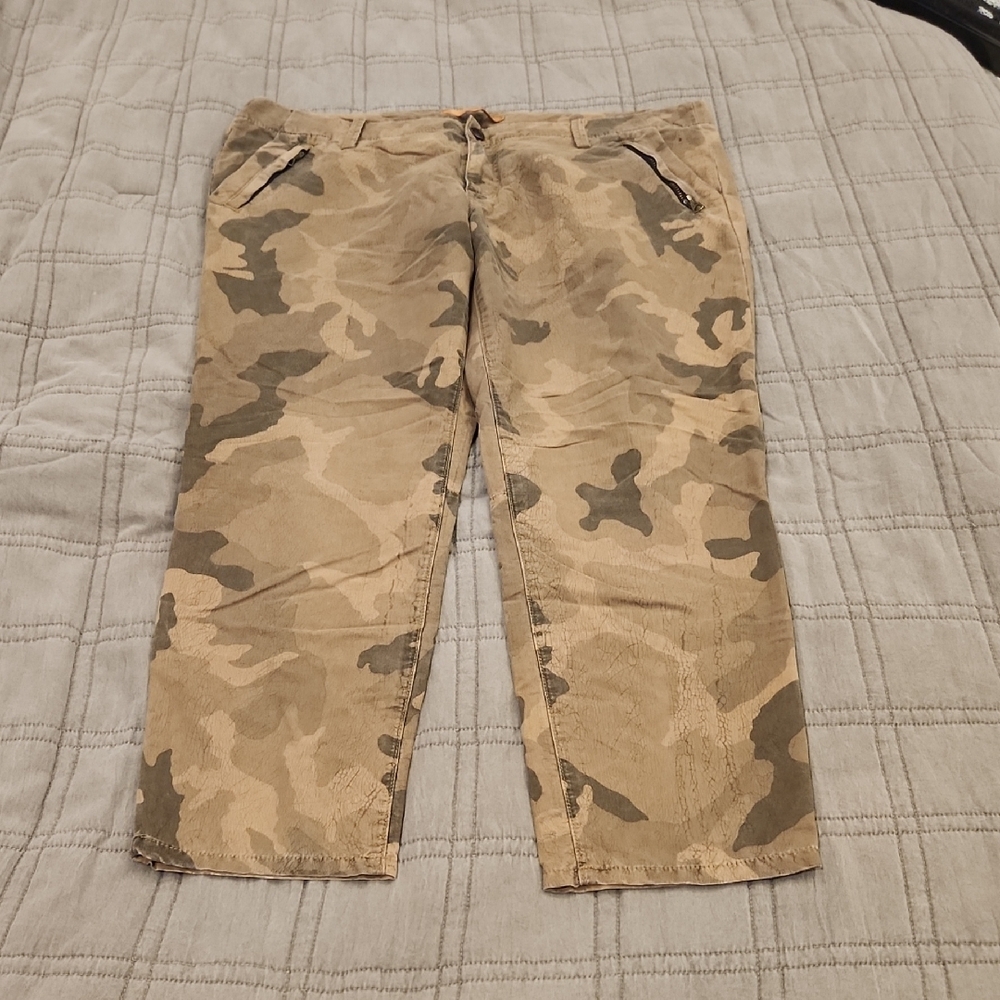 Joe's Jeans Camouflage Cropped Pants Size 32!
